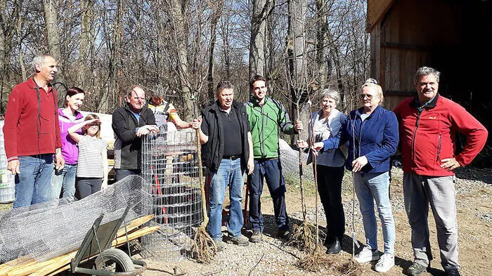 Bereits im Frühjahr wurden 400 der 2000 Streuobstbäume in der Südoststeier ausgegeben, berichtet Bernd Wieser (ganz rechts)