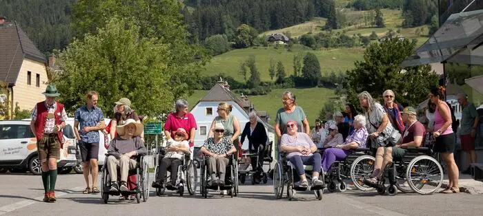 Vom Seniorenzentrum aus ging es durch Gröbmings Zentrum