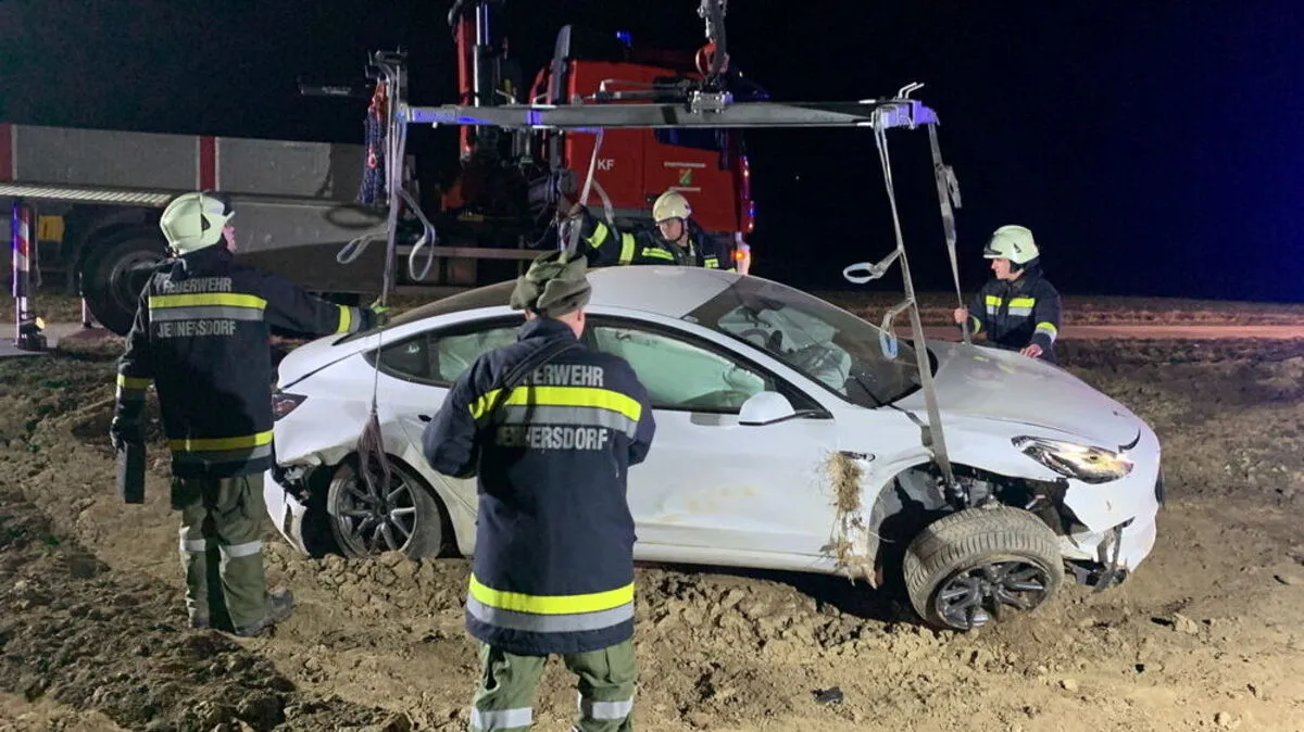 Die Mitglieder dreier Feuerwehren rückten aus, um das Unfallauto zu bergen