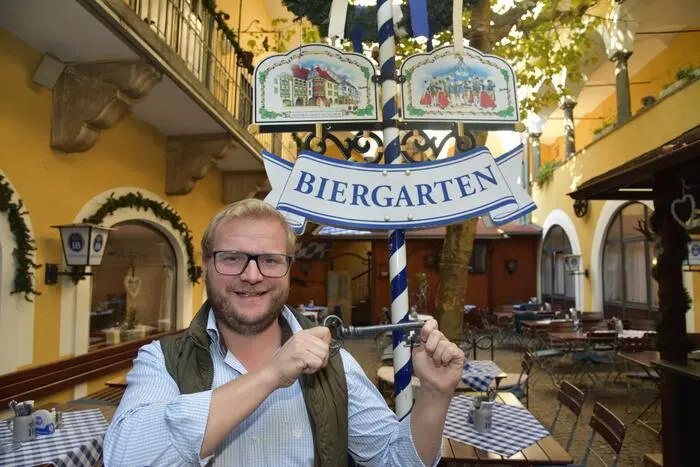 Philipp Landl gab bereits vor wenigen Wochen das Ende des Biergartens „Hofbräu zum Lindwurm“ bekannt