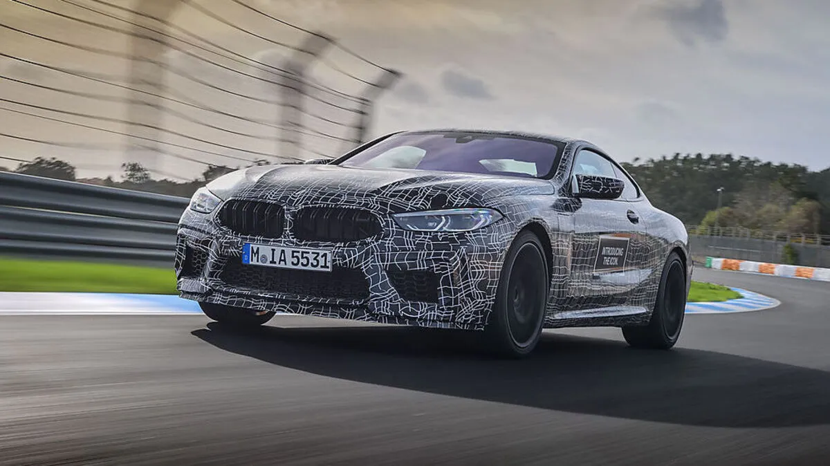 Noch steckt der BMW M8 im Tarnkleid