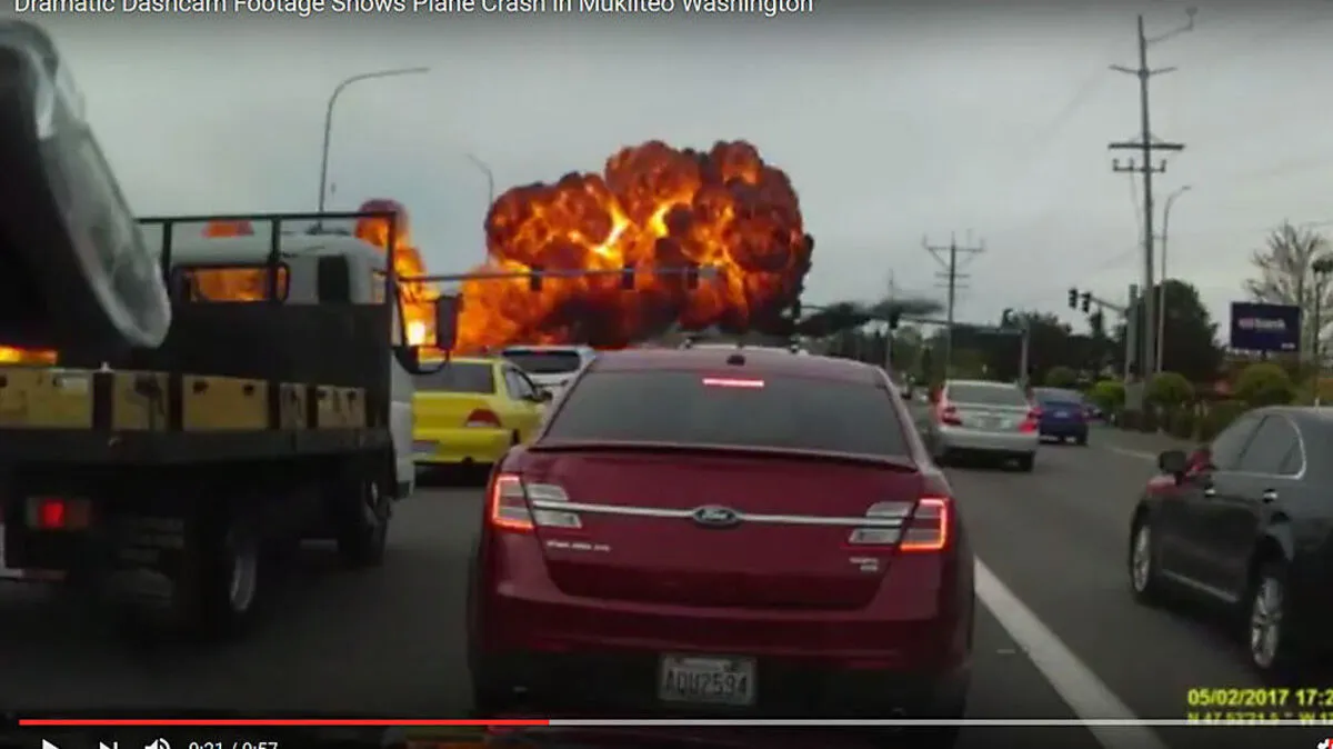 Die Aufnahme einer Dashcam zeigt den spektakulären Absturz
