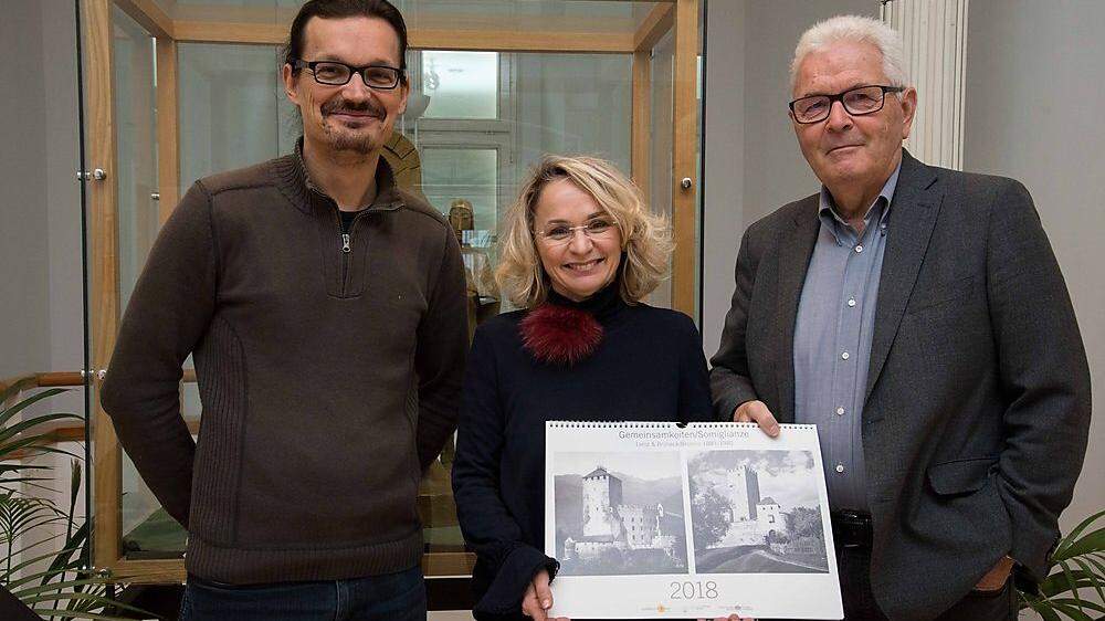 Präsentieren den Lienz-Kalender 2018: Martin Kofler, Leiter des TAP, Bürgermeisterin Elisabeth Blanik und Richard Piock 