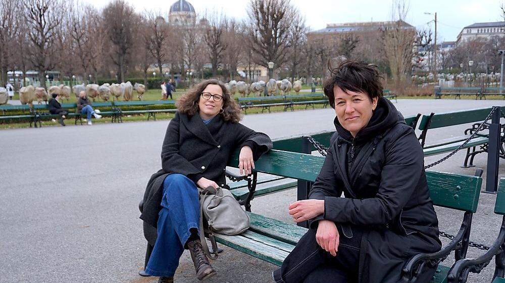 Barbara Pichler und Elisabeth Scharang beim Interview im Wiener Volksgarten