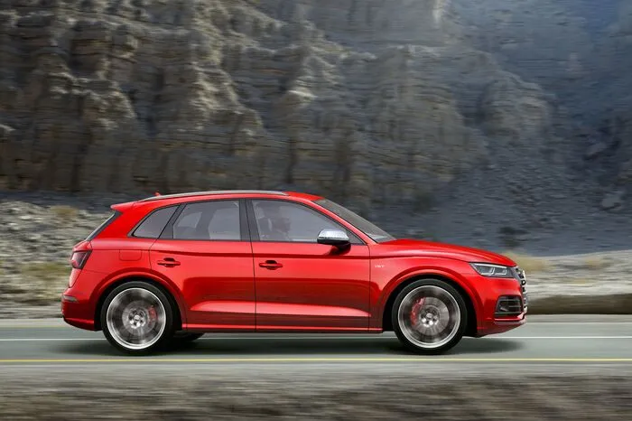 Dies ermöglicht dem Fahrer, die Charakteristik von Antrieb und Fahrwerk in mehreren Modi zu regeln. Als Option steht noch eine Luftfederung zur Verfügung. Die elektromechanische Servolenkung ist serienmäßig, optional gibt es die Dynamiklenkung, die ihre Übersetzung je nach Geschwindigkeit und Lenkwinkel variiert.