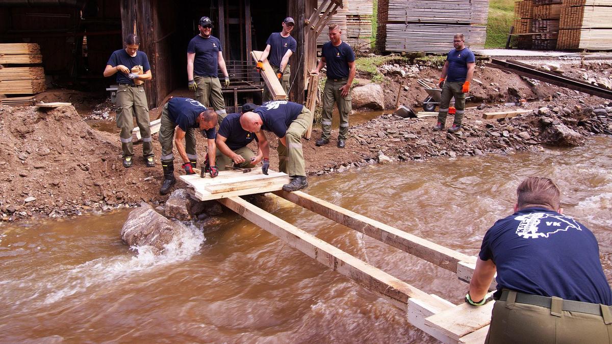 Der Katastrophenzug 5 baute auch eine Behelfsbrücke beim Sägewerk Zausinger 