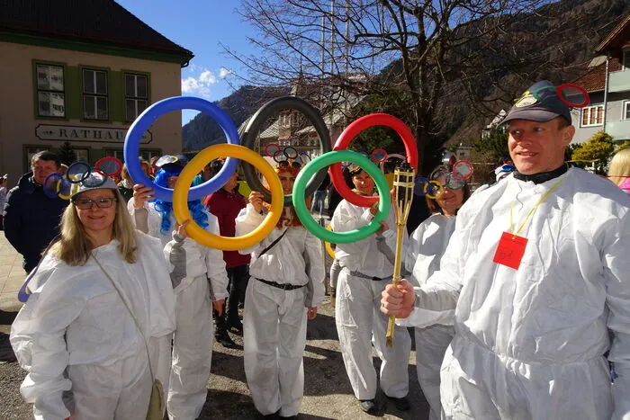 Alle Maskierten zogen über den Hauptplatz in die Olympiaarena auf dem Volksbankplatz ein.