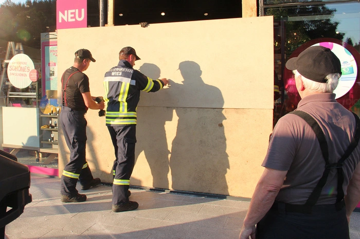 Die Feuerwehr Wies stand mit drei Fahrzeugen und zwölf Kameraden rund zwei Stunden im Einsatz. Ebenfalls vor Ort waren zwei Polizisten der Polizeiinspektion Wies.