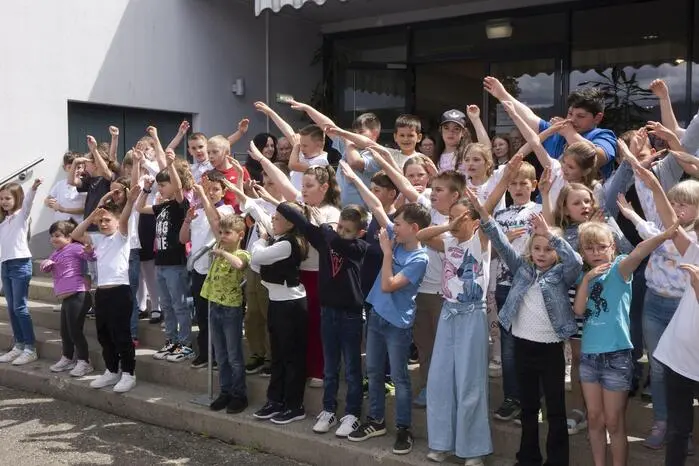 . . . sowie ein Chor der Volksschule. 
