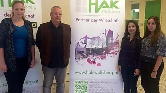 Alfred Weber (Zweiter links) vom Verein Miteinander mit den Schülerinnen