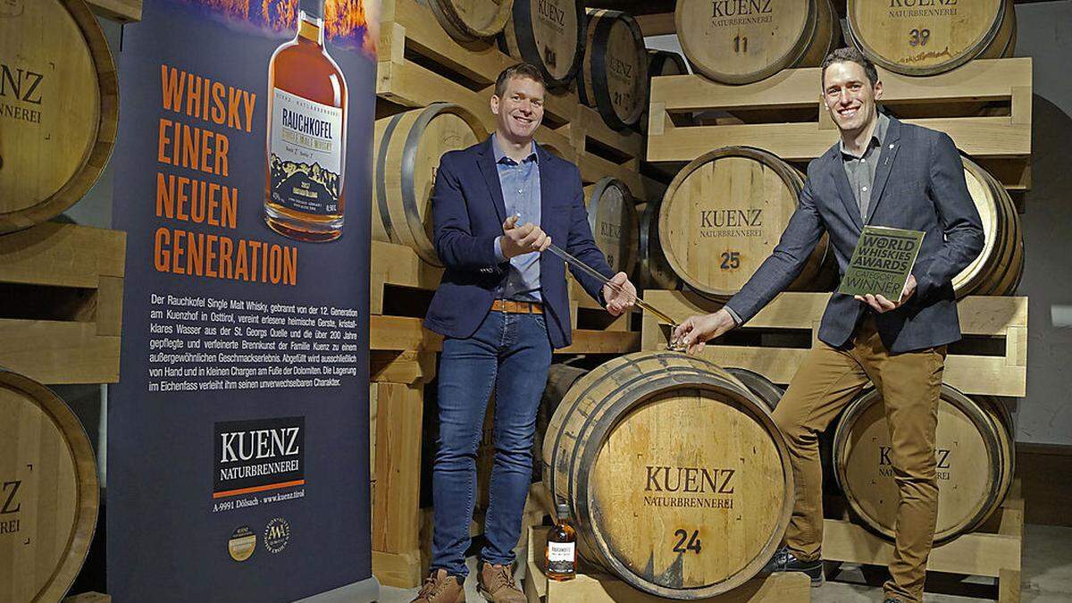 Johannes und Florian Kuenz beim Fass Nummer 24, aus dem der Siegerwhiskey abgefüllt wurde