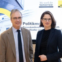 Rektor Peter Riedler und Politologin Katrin Praprotnik stellten den Politikmonitor vor