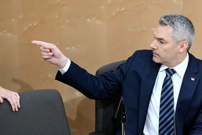 Mai Es wird bekannt, dass der Oberösterreichische Seniorenbund fast zwei Millionen Euro an Corona-Hilfen erhielt, die explizit nicht für Parteien gedacht waren. Der Seniorenbund betont, ein von der ÖVP-Teilorganisation getrennter Verein zu sein. Andere ÖVP-Teilorganisationen müssen die Hilfen zurückzahlen.