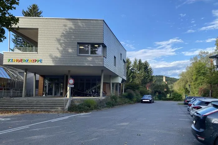 Gleich daneben befindet sich die Kinderkrippe. Der Vorplatz rechts könnte künftig als überdachte Spielfläche im Außenbereich genutzt werden.