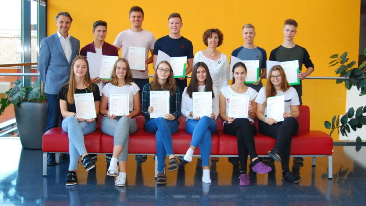 Vorne: Michelle Koini, Nadja Unterluggauer, Sarah Hörtnagel, Tamara Babic, Gisela Woltsche, Lisa Possenig; Hinten: Direktor Josef Pretis, Matthias Huber, Lorenz Mair zu Niederwegs, Alexander Schneider, Claudia Schlechl, David Mattersberger, Arnold Grünbacher 