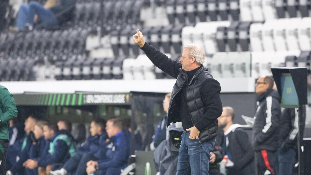 Viele Plätze blieben hinter LASK-Trainer Markus Schopp während der Conference-League-Partie gegen Djurgardens IF frei