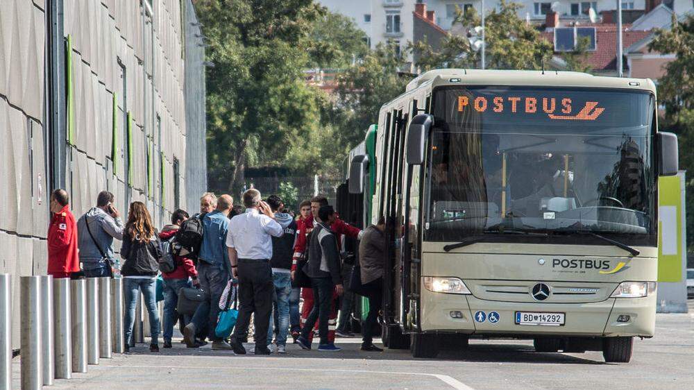Für 150 Flüchtlinge ging es um 11 Uhr von der Messehalle per Bus weiter zum Hauptbahnhof