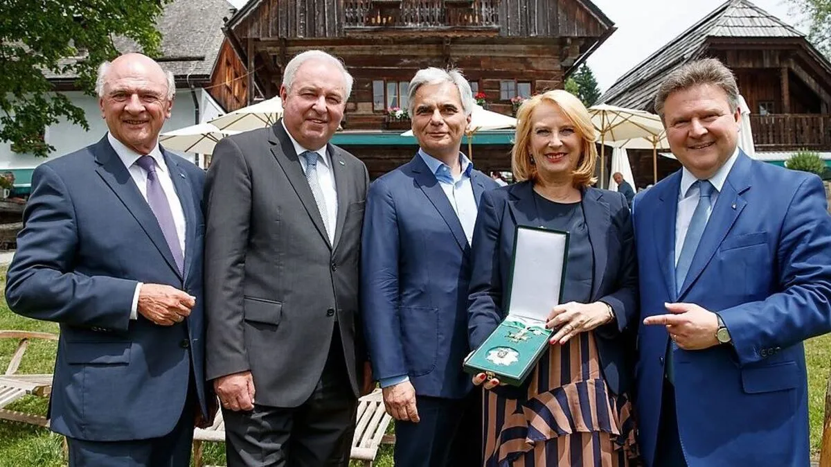 Ehrenzeichen-Überreichung am Pogusch: LH a.D. Erwin Pröll, LH Hermann Schützenhöfer, Bundeskanzler a.D. Werner Faymann, 2. Nationalratspräsidentin Doris Bures und Bgm. Michael Ludwig (v.l.)