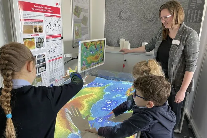 Bei der Virtual Sandbox lernen die Kinder und Jugendlichen, dass 3D-Daten auch in 2D darstellbar sind. 