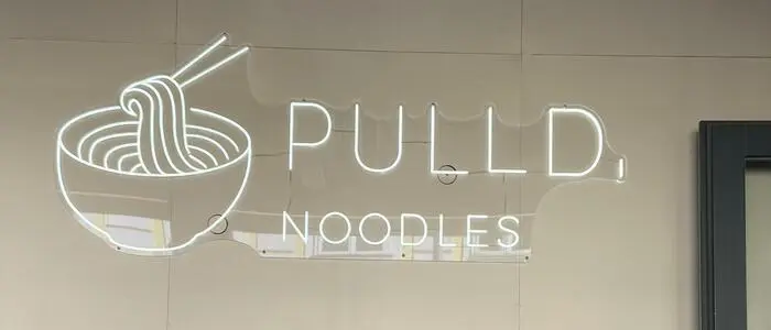 Cleanes Design und gemütliche Holztische: „Pulld. Noodles“ am Jakominiplatz in Graz