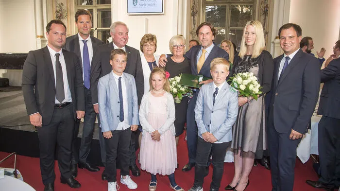 Seltenes Bild: Die Familie Voves mit Landeshauptmann Hermann Schützenhöfer und Stellvertreter Michael Schickhofer