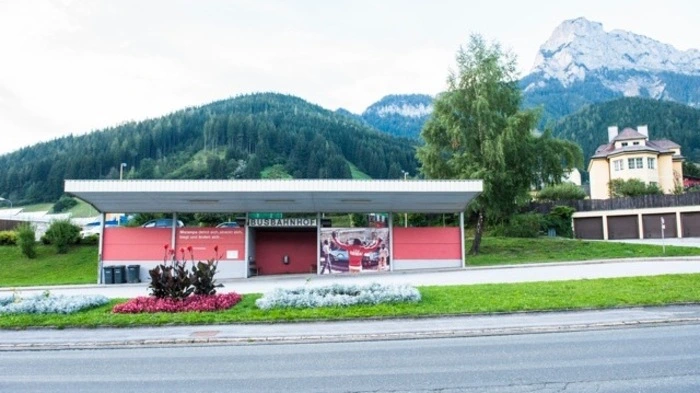 Rund 70 Personen fanden sich auf Einladung von eisenerZ*ART beim Eisenerzer Busbahnhof ein, der mit großflächigen Wandbildern plötzlich in ganz neuem Glanz erstrahlte.