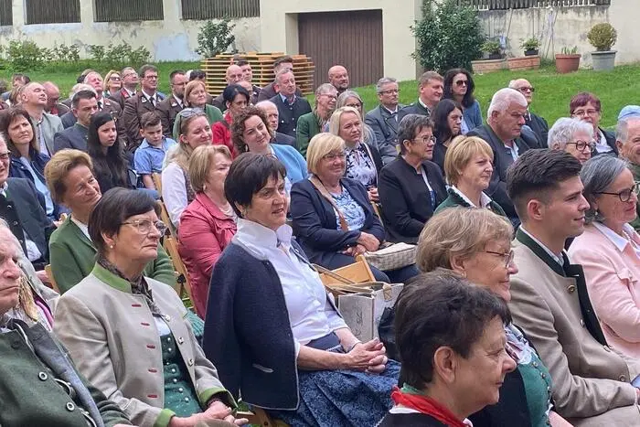 Nach der feierlichen Feldmesse mit Pfarrer Rudi Rappel und musikalischer Umrahmung durch ein Bläserquartett blickte Kommandant HBI Arnold Lechner auf ein Jahrhundert bewegte Geschichte zurück.