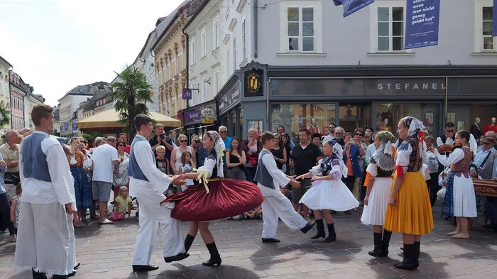 In der Altstadt von Klagenfurt tanzten am Freitag Kinder und Jugendliche beim völkerverbindenden internationalen Kinder-Tanz- und Friedens Festival. Mit ihrem Eröffnungstanz begeisterten die Tänzer des Folklore Ensembles Vienok aus Bratislava (am Foto zu sehen), die der Einladung der Kindervolkstanzgruppe Klagenfurt nach Kärnten folgten.