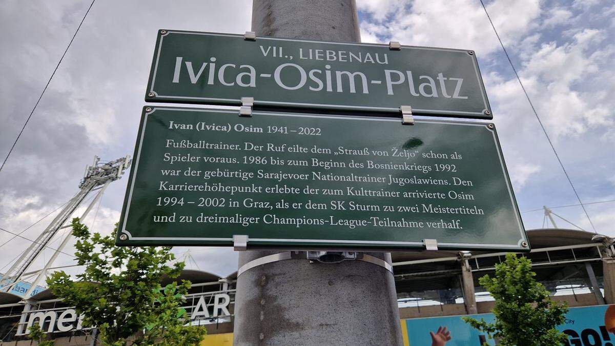 Es ist so weit: Das Areal vor dem Stadion trägt nun Ivica Osims Namen