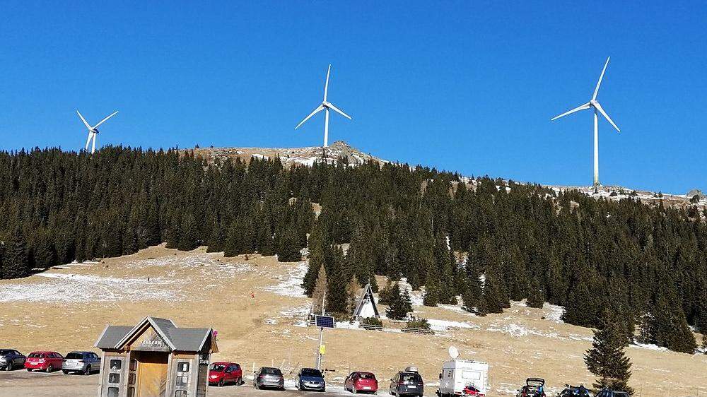 Den Windpark Handalm in der Steiermark mit 13 Windrädern sieht man von der Weinebene aus. Der Windpark Bärofen ist rund zehn Kilometer entfernt auf der Kärntner Seite der Koralpe geplant  
