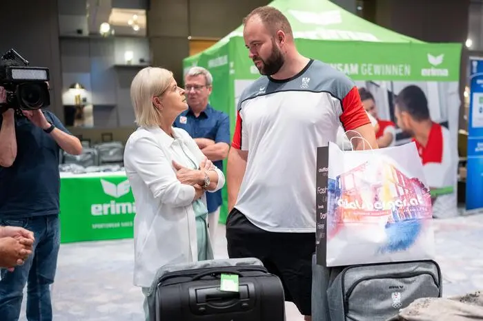 Tanner sprach dabei auch mit Medaillenhoffnung Lukas Weisshaidinger.
