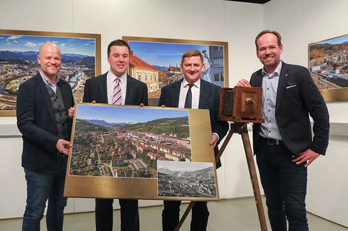 Fotograf Armin Russold (r.) mit Bürgermeister Kurt Wallner, Kulturreferent Johannes Gsaxner und Markus Messics, Leiter des Fachbereichs Kultur der Stadtgemeinde Leoben.