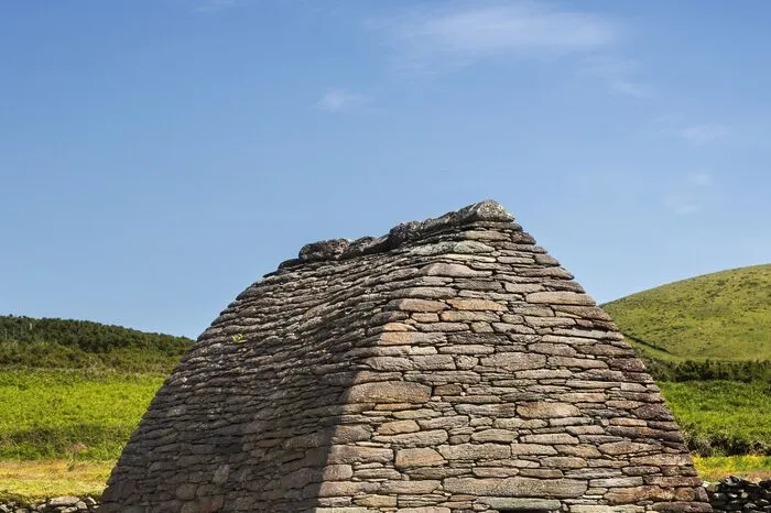 Das Gallus Oratory ist ein bootsförmiges Bethaus aus dem8. Jahrhundert und eine der ältesten frühchristlichen Kirchen. Sie wurde fast ganz ohne Mörtel in Trockenmauertechnikerrichtet. Bis heute halten die nahezu fugenlosen Wände dasWasser ab und das Innere schön trocken.