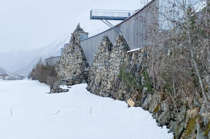 Der Schutzwall und das Alpinarium blockieren in Zukunft auch extreme Lawinen