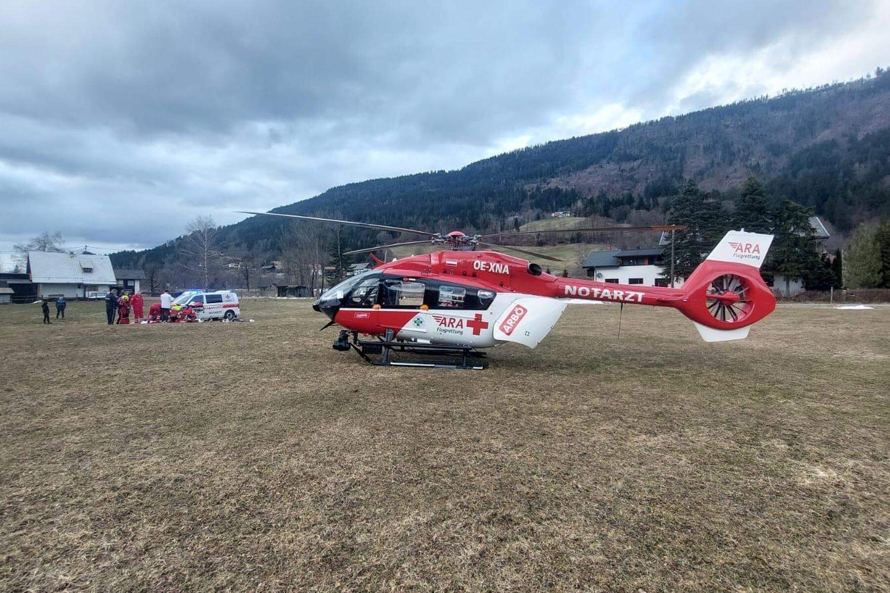Flugrettung im Einsatz: Paragleiter (82) erleidet bei Absturz in Kärnten schwerste Verletzungen