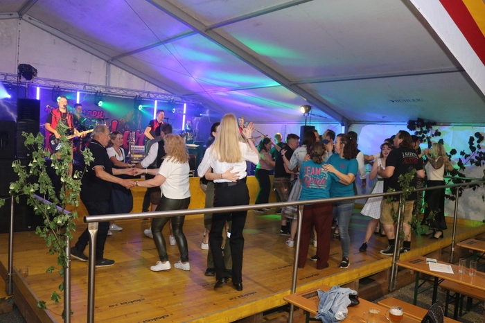 Klicken Sie sich durch die Bilder des Zeltfestes der FF Fischering.