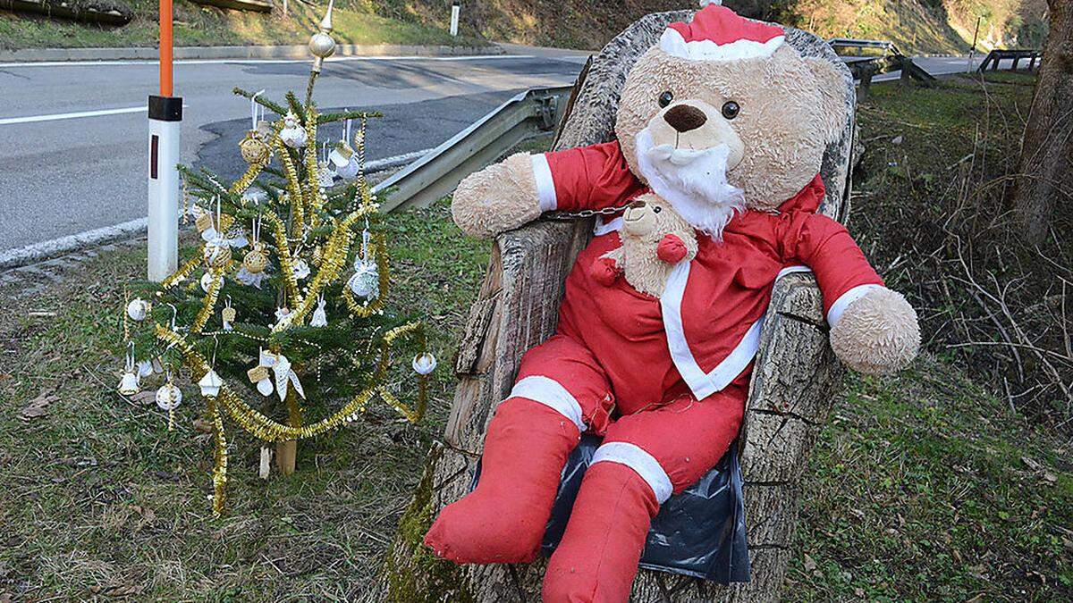 Der Jahreszeit angepasst sitzt der &quot;Weihnachtsbär&quot; am Straßenrand