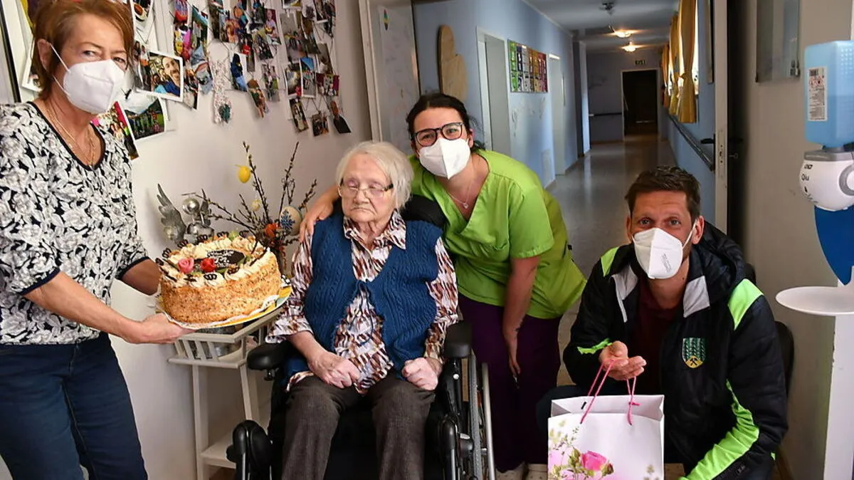 Auch Bürgermeister Marc Landl gratulierte Maria Donnerbauer zu ihrem 101. Geburtstag - unter Einhaltung aller Sicherheitsbeschränkungen 