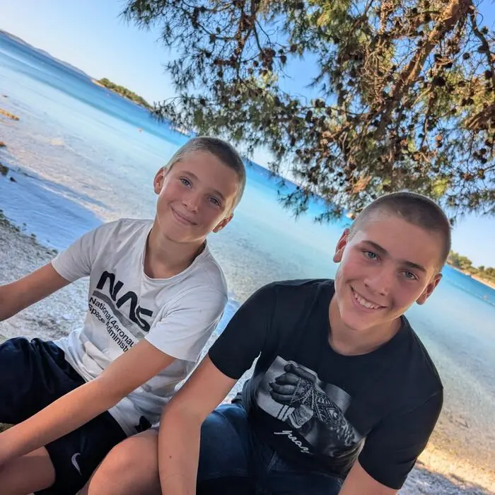 Hier waren die Buben noch in Kroatien, später wurden sie Unfallzeugen und Helfer: Jay (11) links, Sam (13) rechts 