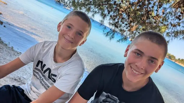 Hier waren die Buben noch in Kroatien, später wurden sie Unfallzeugen und Helfer: Jay (11) links, Sam (13) rechts 