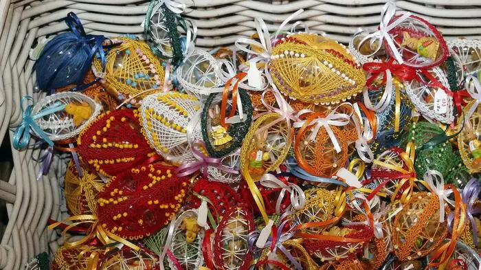 Auf dem Schlossareal liefern mehr als 150 Kunsthandwerker und Produzenten frühlingshafte und österliche Dekorationen.