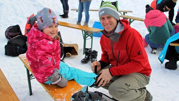 Die "Eisrevue" der KLEINEN begann im Oberen Tal, so wie hier am Eislaufplatz in Bad St. Leonhard. Die Kids waren allesamt top ausgerüstet und waren auch in Sachen Sicherheit mit Helm und Einhaltung der geltenden Sicherheitsbestimmungen goldrichtig unterwegs. Beim Anziehen der Schuhe, ließ man sich doch gerne helfen.  Besucht wurden alle Möglichkeiten zum Eislaufen im Tale, soweit sie schon fertig gestellt und gut frequentiert waren. 