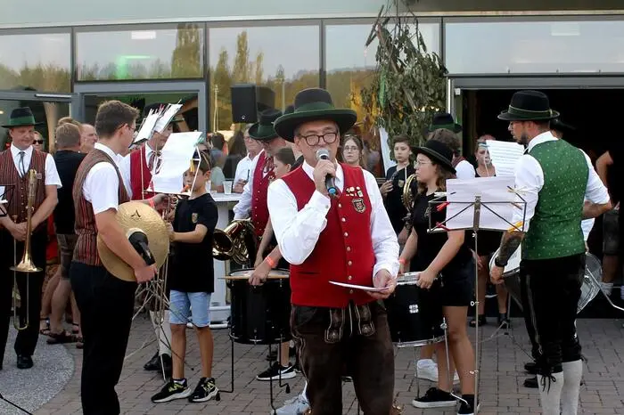 Mit der Festfanfare umrahmten Musiker aus den Rittscheintalmusikkapellen die Eröffnungsfeier und die Gastkapellen spielten gemeinsam beim anschließenden Festakt.