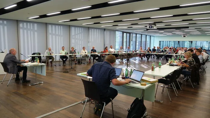 Zu Beginn der Sitzung waren noch alle 24 Gemeinderäte anwesend (Finanzstadtrat Alfred Trinker war entschuldigt)
