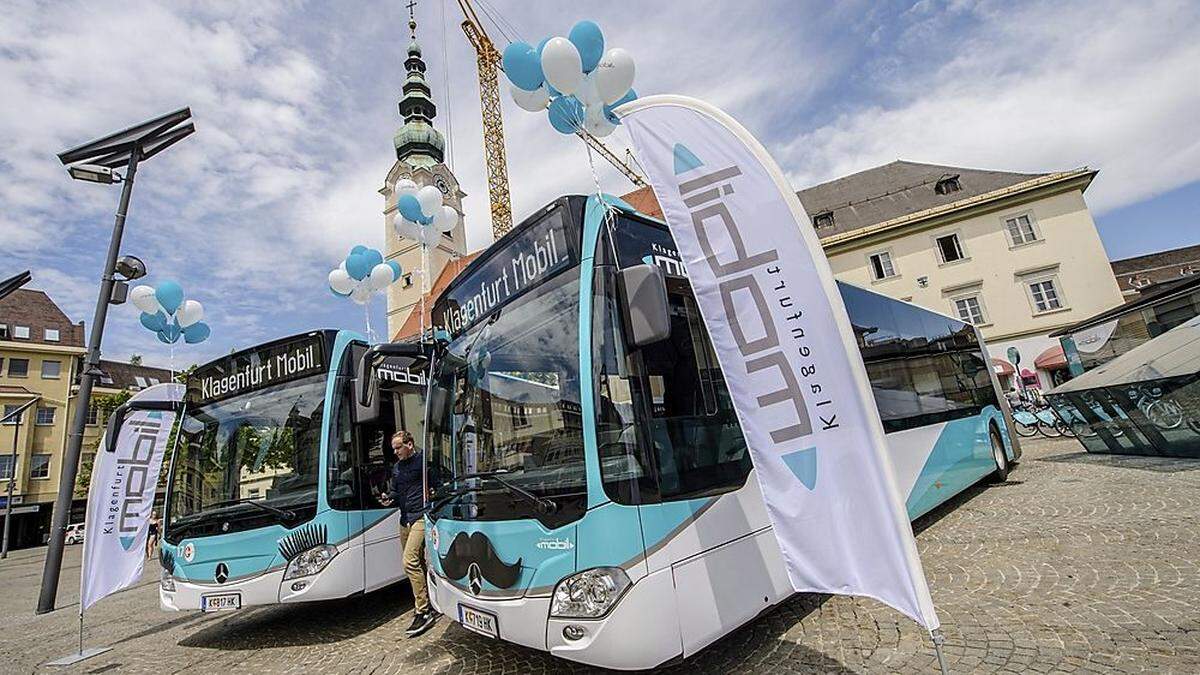 Die städtischen Busse tragen nun Türkis und dazu Wimpern oder Schnauzer