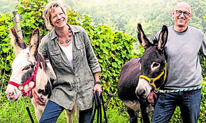 Bettina Mutschler und Rainer Wohlfarth mit zwei ihrer vier Esel, die zur Therapie eingesetzt werden