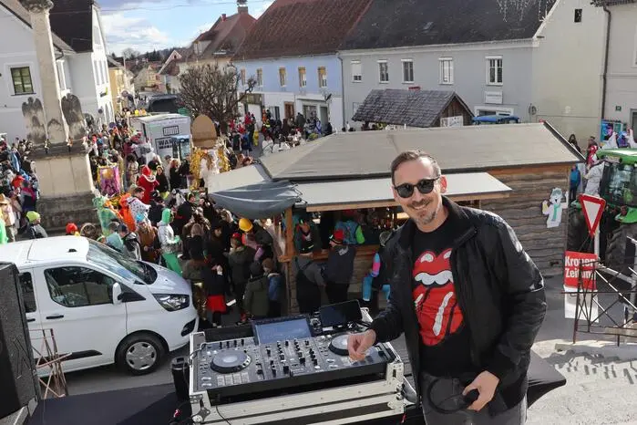 DJ Markus Weiss heizte den Besuchern ordentlich von der Kirchenstiege aus ein.