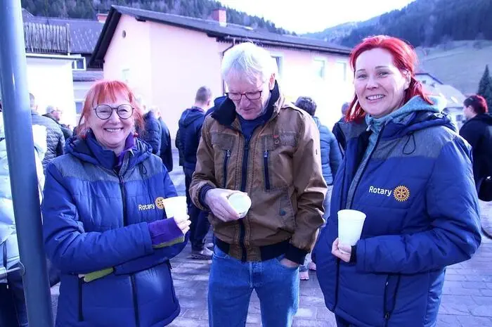 Viele folgten der Einladung, um die von der Sattelhaus-Wirtin Martha Reischl gebackenen köstlichen Krapfen zu verkosten.