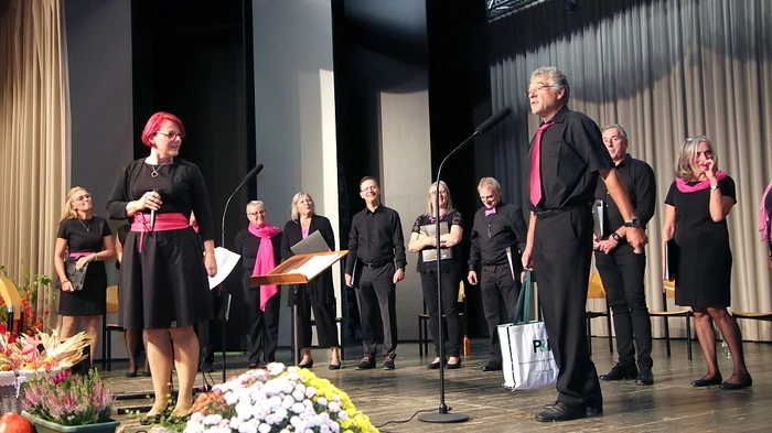 Unter der musikalischen Leitung von Heide-Marie Reif begeisterten die Sängerinnen und Sänger mit Alpenländischen Volksliedern sowie Chorstücken von Lorenz Maierhofer, J. Laky, Franz Koringer und anderen ihr Publikum.