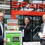 v.l.: Spar Steiermark-Geschäftsführer Christoph Holzer mit Daniela Wimmer und Günther Eibl von E&P UCO-Recycling